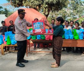 Polres Ende Salurkan Ratusan Paket Bansos untuk Korban Gempa di Pulau Ende dan Nangapanda