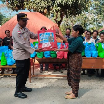 Polres Ende Salurkan Ratusan Paket Bansos untuk Korban Gempa di Pulau Ende dan Nangapanda
