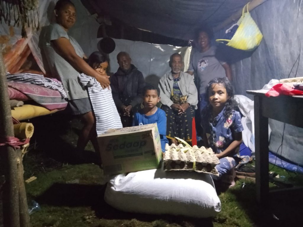 Gempa Flores: Melanie Subono Bantu Lansia dan Pengungsi di Posko Marapokot Nagekeo