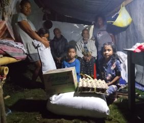 Gempa Flores: Melanie Subono Bantu Lansia dan Pengungsi di Posko Marapokot Nagekeo