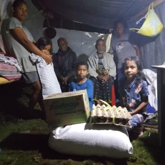 Gempa Flores: Melanie Subono Bantu Lansia dan Pengungsi di Posko Marapokot Nagekeo