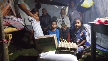 Gempa Flores: Melanie Subono Bantu Lansia dan Pengungsi di Posko Marapokot Nagekeo