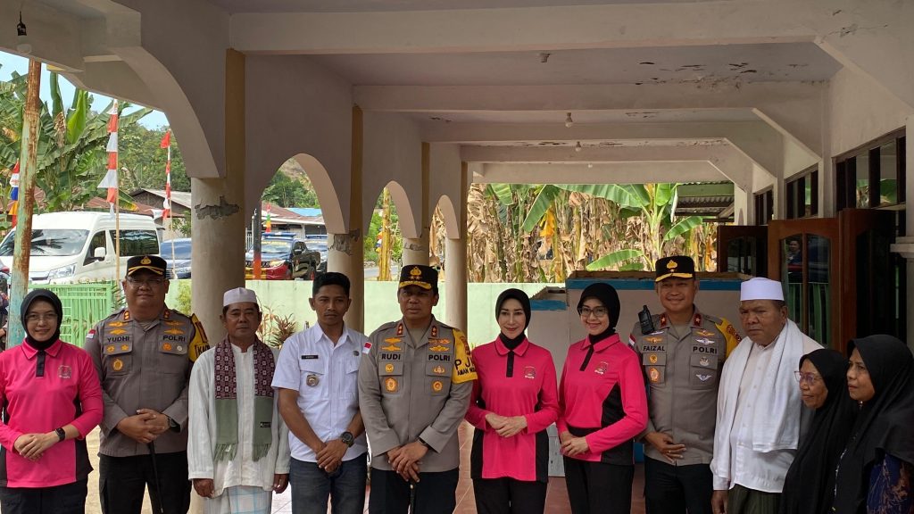 Polda NTT Salurkan Rp 100 Juta untuk Renovasi Masjid Terdampak Gempa di Ende