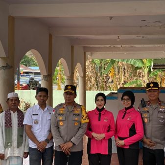 Polda NTT Salurkan Rp 100 Juta untuk Renovasi Masjid Terdampak Gempa di Ende