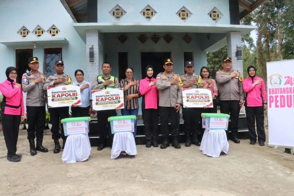 Rumah Rusak Akibat Gempa Flores, Tiga Anggota Polres Ende Terima Bantuan Renovasi