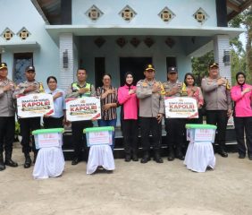 Rumah Rusak Akibat Gempa Flores, Tiga Anggota Polres Ende Terima Bantuan Renovasi