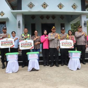Rumah Rusak Akibat Gempa Flores, Tiga Anggota Polres Ende Terima Bantuan Renovasi