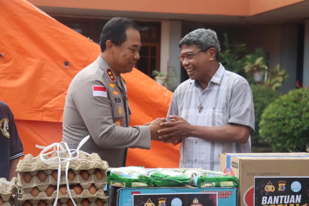 Sambangi Keuskupan Agung Ende, Kapolda NTT Serahkan Bantuan Pascagempa