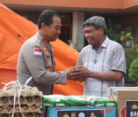 Sambangi Keuskupan Agung Ende, Kapolda NTT Serahkan Bantuan Pascagempa