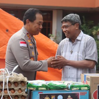 Sambangi Keuskupan Agung Ende, Kapolda NTT Serahkan Bantuan Pascagempa