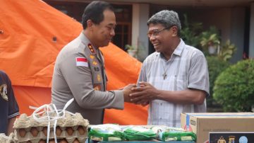 Sambangi Keuskupan Agung Ende, Kapolda NTT Serahkan Bantuan Pascagempa