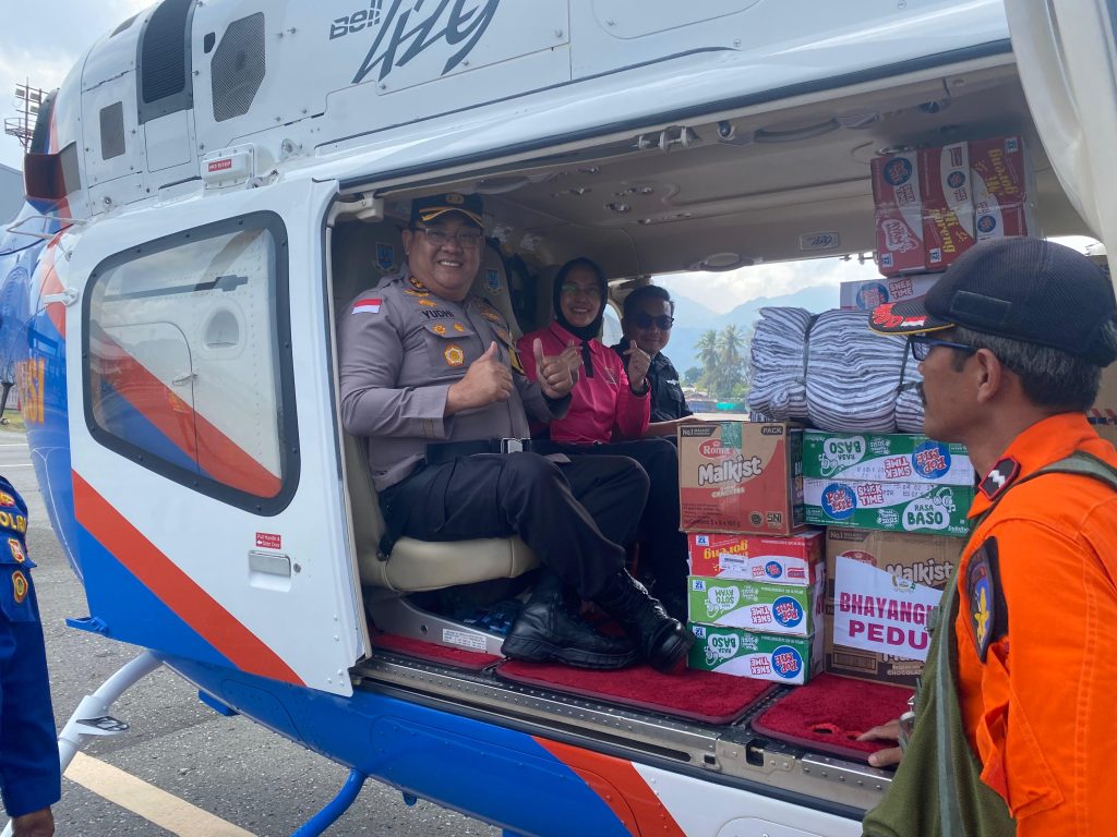 Jalur Darat dan Laut Putus, Warga Ndona di Ende Terima Bantuan Perdana via Helikopte