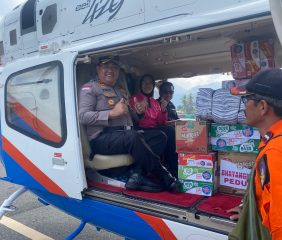 Jalur Darat dan Laut Putus, Warga Ndona di Ende Terima Bantuan Perdana via Helikopte