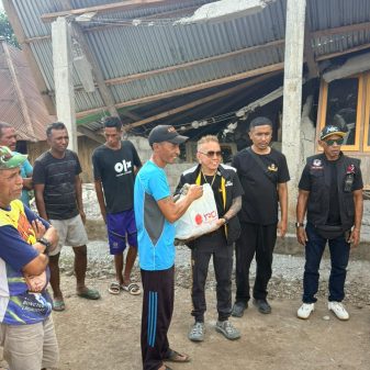 Jalur Terjal Tak Surutkan Semangat Andy Opa Gaul Salurkan Bantuan Korban Gempa di Desa Heawea