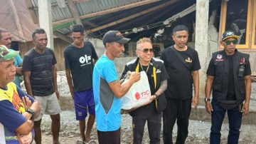 Jalur Terjal Tak Surutkan Semangat Andy Opa Gaul Salurkan Bantuan Korban Gempa di Desa Heawea