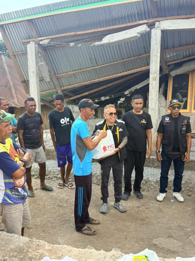 Jalur Terjal Tak Surutkan Semangat Andy Opa Gaul Salurkan Bantuan Korban Gempa di Desa Heawea