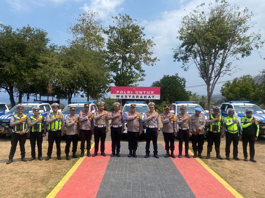 Ditlantas Polda NTT Serahkan Mobil Double Cabin untuk 7 Polres Terdampak Gempa