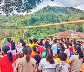 Kapela Retak Pasca-Gempa M 7,7, Umat Katolik Stasi Compang Ngeles Ibadat di Luar Ruangan