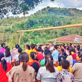 Kapela Retak Pasca-Gempa M 7,7, Umat Katolik Stasi Compang Ngeles Ibadat di Luar Ruangan