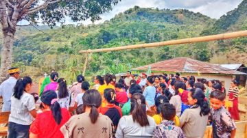 Kapela Retak Pasca-Gempa M 7,7, Umat Katolik Stasi Compang Ngeles Ibadat di Luar Ruangan