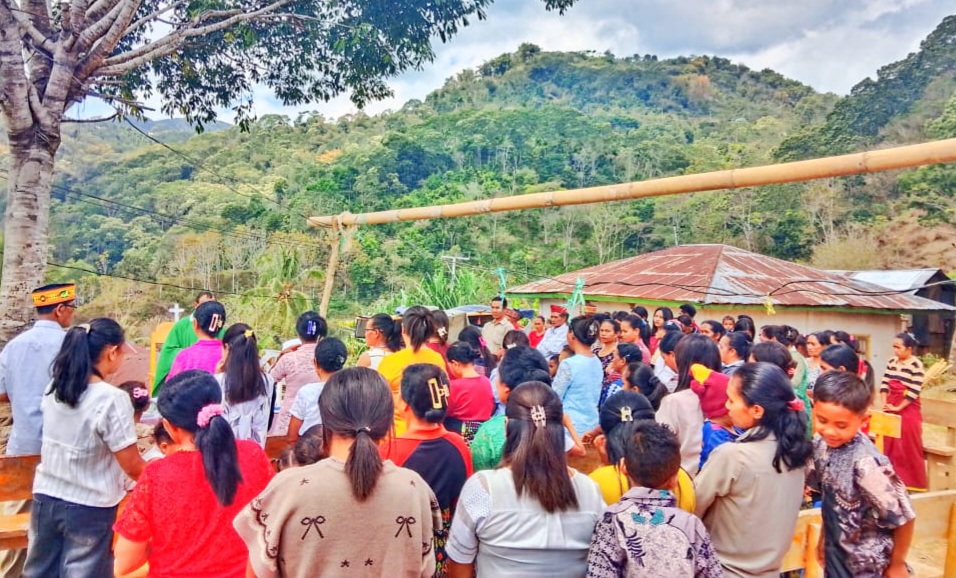 Kapela Retak Pasca-Gempa M 7,7, Umat Katolik Stasi Compang Ngeles Ibadat di Luar Ruangan