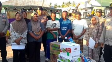 Polsek Pulau Ende Salurkan Bantuan Logistik untuk Korban Gempa