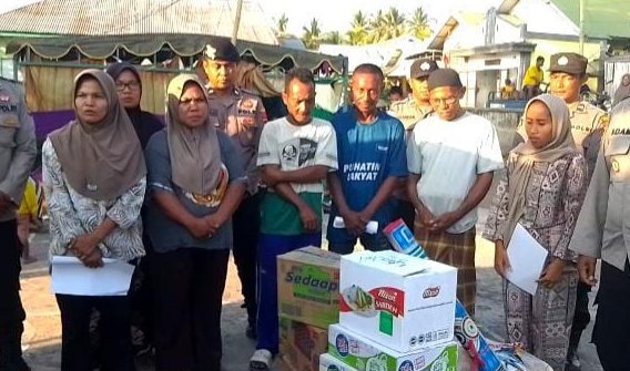 Polsek Pulau Ende Salurkan Bantuan Logistik untuk Korban Gempa