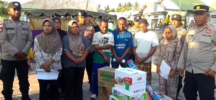 Polsek Pulau Ende Salurkan Bantuan Logistik untuk Korban Gempa