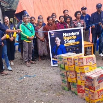 Tanggap Bencana : Julie Laiskodat Salurkan Bantuan untuk Korban Bencana Gempa di Ngada