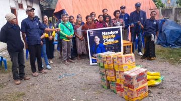 Tanggap Bencana : Julie Laiskodat Salurkan Bantuan untuk Korban Bencana Gempa di Ngada