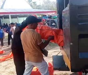 Antisipasi Dampak Gempa, Polsek Riung Salurkan 10 Tenda Posko Bencana ke Desa