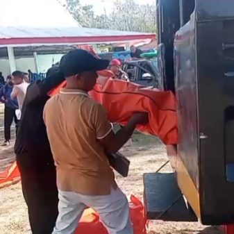 Antisipasi Dampak Gempa, Polsek Riung Salurkan 10 Tenda Posko Bencana ke Desa