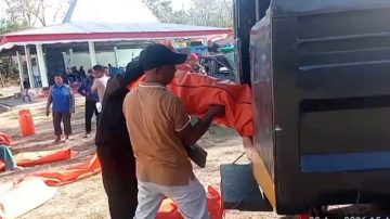 Antisipasi Dampak Gempa, Polsek Riung Salurkan 10 Tenda Posko Bencana ke Desa