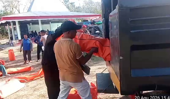 Antisipasi Dampak Gempa, Polsek Riung Salurkan 10 Tenda Posko Bencana ke Desa