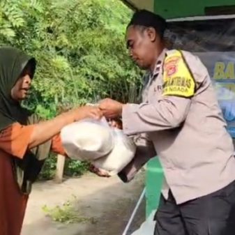 Gandeng LAZ Peduli Dakwah, Polsek Riung Pasok Sembako untuk Korban Gempa Ngada