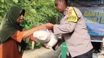 Gandeng LAZ Peduli Dakwah, Polsek Riung Pasok Sembako untuk Korban Gempa Ngada