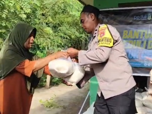 Gandeng LAZ Peduli Dakwah, Polsek Riung Pasok Sembako untuk Korban Gempa Ngada