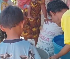 Bencana Flores: Melanie Subono Bantu Air Bersih ke Nagekeo di Tengah Minimnya Armada Tangki