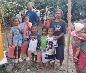 Ringankan Derita Pascagempa, Melanie Subono dan Band Kotak Bantu Air Bersih Ratusan Jiwa Warga Labolewa Flores