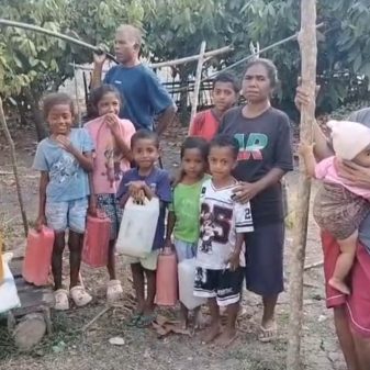 Ringankan Derita Pascagempa, Melanie Subono dan Band Kotak Bantu Air Bersih Ratusan Jiwa Warga Labolewa Flores