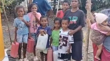 Ringankan Derita Pascagempa, Melanie Subono dan Band Kotak Bantu Air Bersih Ratusan Jiwa Warga Labolewa Flores