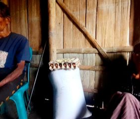 Terima Bantuan Melanie Subono, Rumah Janda Lansia di Wogo Ngada Jatuh Air