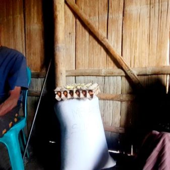 Terima Bantuan Melanie Subono, Janda Lansia di Wogo Ngada Jatuh Air Mata
