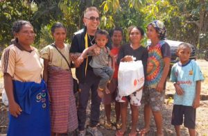 Andy Opa Gaul (71) bersama Warga Waewea Ngada Flores sebelum.menyisir Lopijo (29/8) Foto Pers WBN
