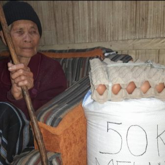 Gempa Flores, Peduli Kemanusiaan Melanie Subono Bantu Sembako Posko Mandiri Mataloko Ngada