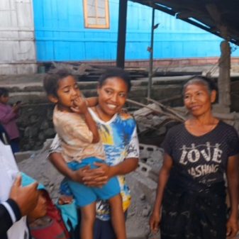 Sentuhan Kasih Yayasan Dian Flores Indonesia untuk Kuliah Anak Janda Korban Gempa di Radabata Ngada