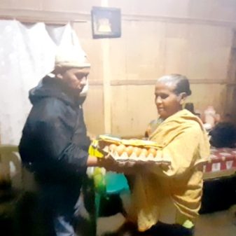 Darurat Bencana, Melanie Subono Salurkan Bantuan Sembako bagi Warga Desa Waeia Ngada