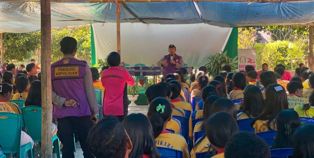 Gelar Trauma Healing di SMAK Syuradikara, Tim Psikologi Polda NTT dan Jatim Pulihkan Mental 350 Pelajar