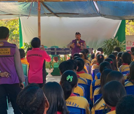 Gelar Trauma Healing di SMAK Syuradikara, Tim Psikologi Polda NTT dan Jatim Pulihkan Mental 350 Pelajar