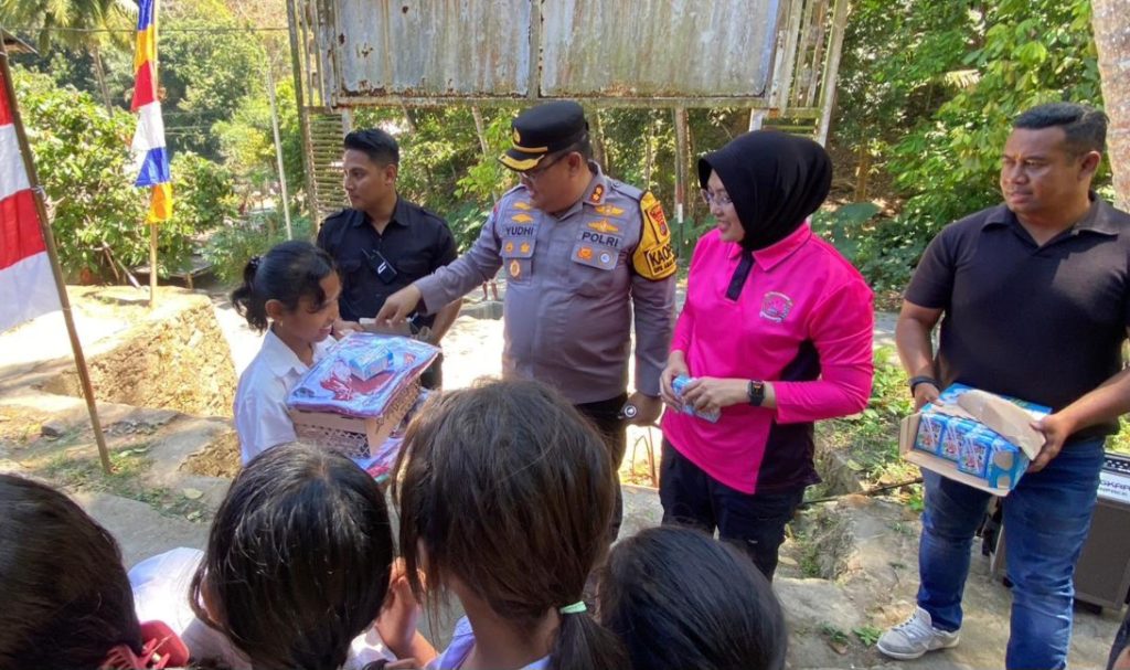 Pascagempa Ende, Siswa SD Inpres Roworena 2 Terima Bantuan Perlengkapan Sekolah